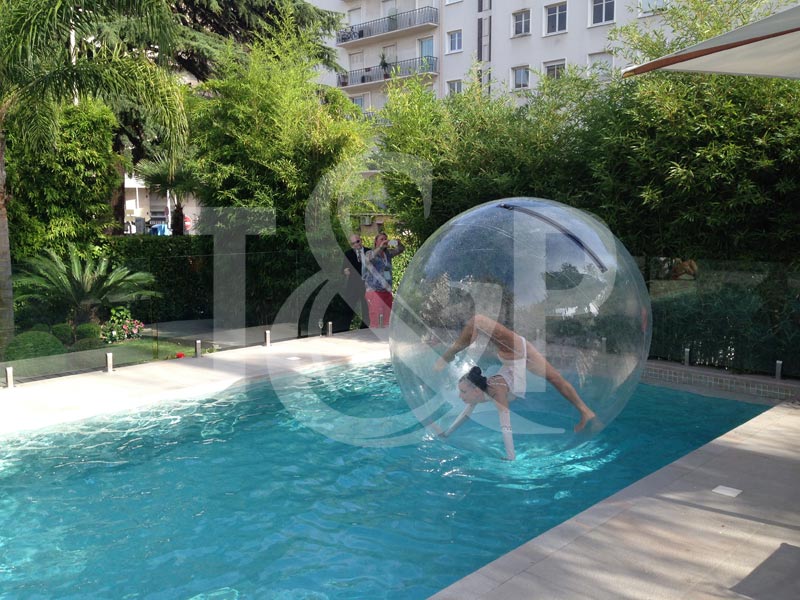 contorsionniste côte d'azur, contorsion côte d'azur, contorsion bulle, contorsionniste bulle, bulle piscine, animation piscine, animation eau, artiste aquatique